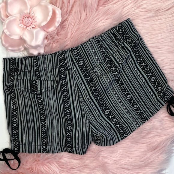 American Rag Black & White Geometric print shorts - Picture 4 of 7